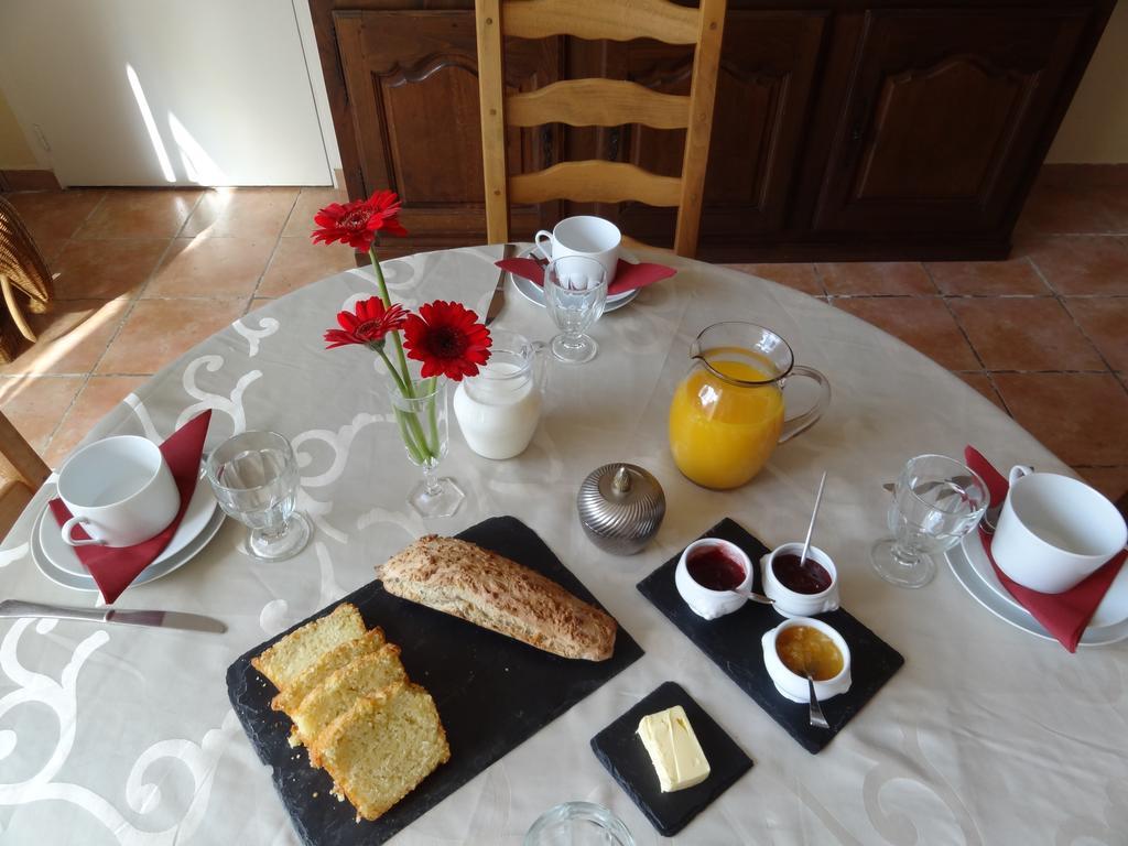 Bed and Breakfast Les Malvaux Huriel Exterior foto