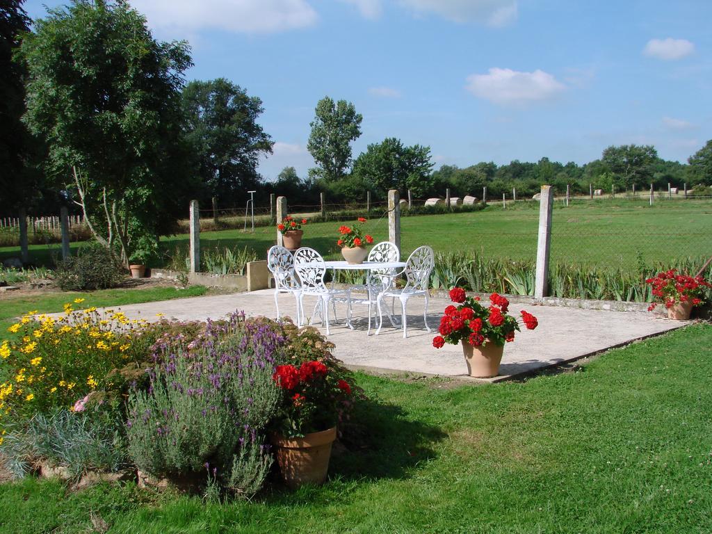 Bed and Breakfast Les Malvaux Huriel Exterior foto
